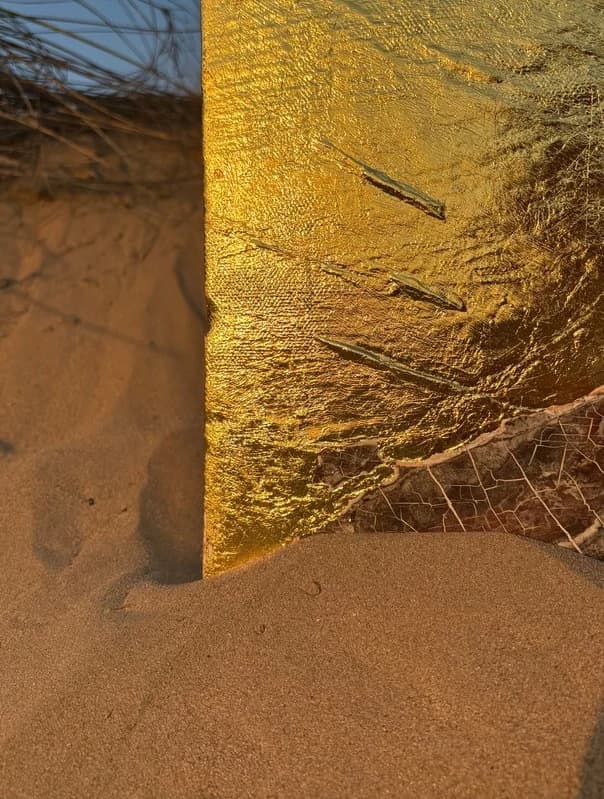 Aurum — gold and the relief of grown mycelium